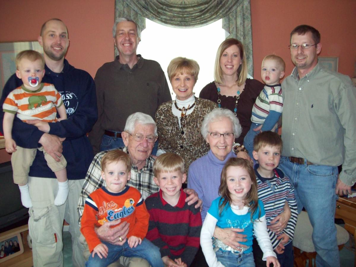 The extended Hoke family (missing Stephanie Hoke, the photographer)